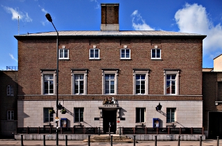 Hammersmith Police Station (McMorran &amp Whitby, 1938-9) (photograph copyright Edward Denison 2009